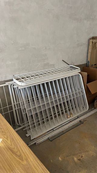 Conjunto de vallas metálicas blancas