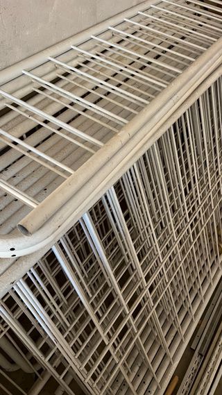 Conjunto de vallas metálicas blancas