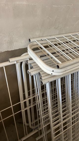 Conjunto de vallas metálicas blancas