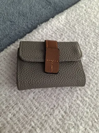 Tarjetero símil piel gris y marrón