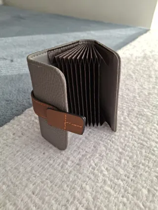 Tarjetero símil piel gris y marrón