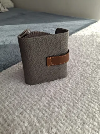 Tarjetero símil piel gris y marrón