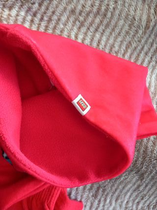 Conjunto Lego Niño Rojo para 6/8 años.