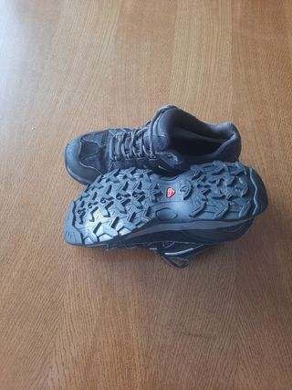 Zapatillas Salomon Negras y Grises