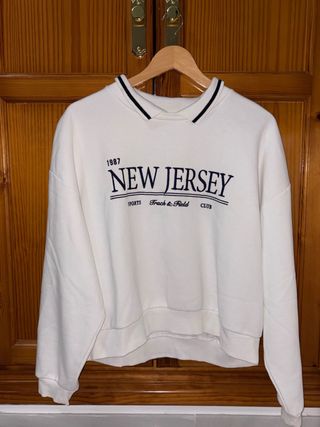 Sudadera Stradivarius New Jersey bordada