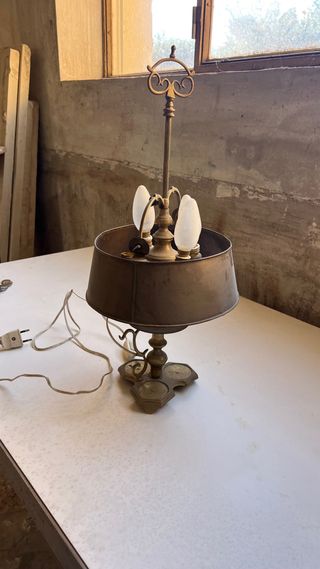 Lámpara de metal antigua