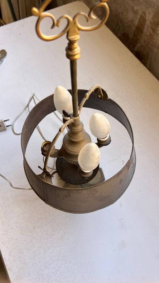 Lámpara de metal antigua