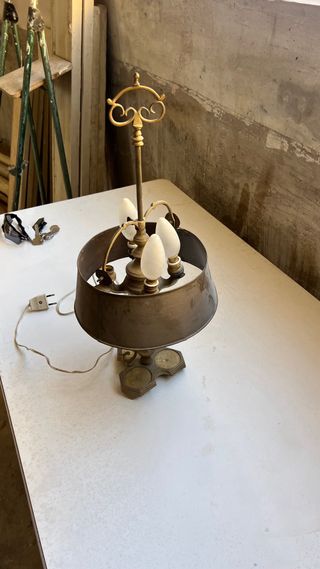 Lámpara de metal antigua