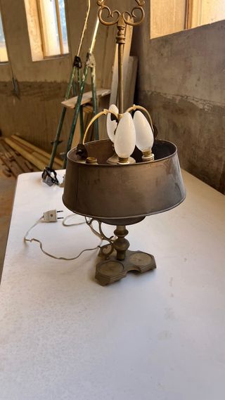 Lámpara de metal antigua