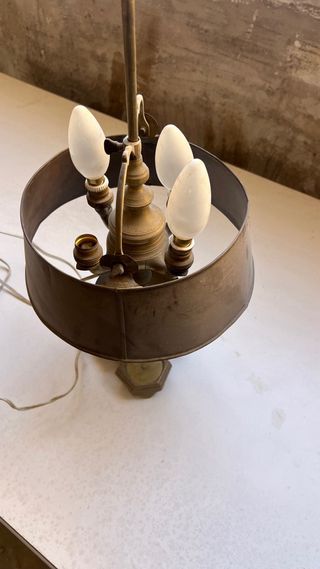 Lámpara de metal antigua