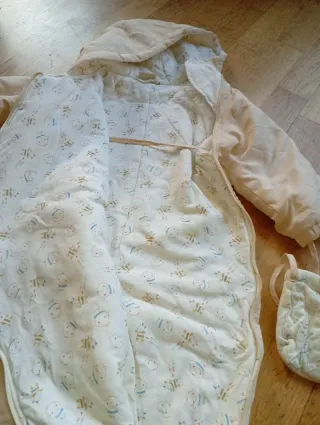 Buzo de bebé con manoplas y patucos