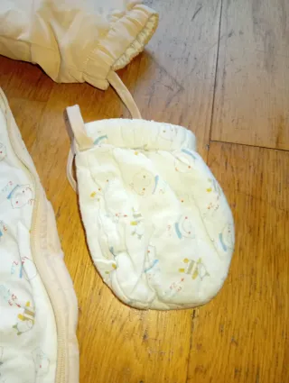 Buzo de bebé con manoplas y patucos