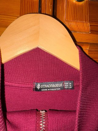 Sudadera Stradivarius roja cremallera