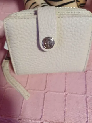 Cartera blanca con correa