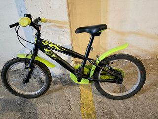 Bicicleta infantil con ruedas de entrenamiento