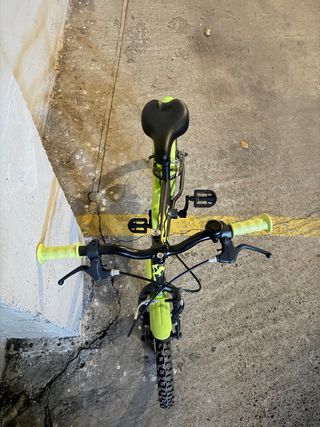 Bicicleta infantil con ruedas de entrenamiento