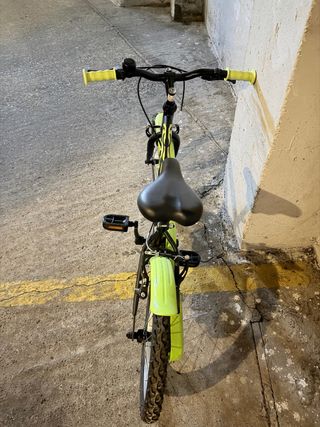 Bicicleta infantil con ruedas de entrenamiento