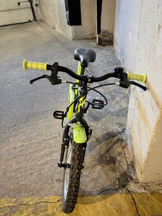 Bicicleta infantil con ruedas de entrenamiento