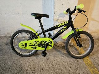 Bicicleta infantil con ruedas de entrenamiento