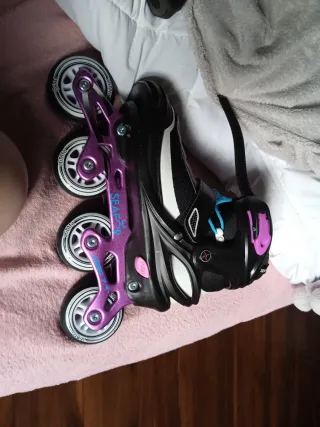 Patines en línea morados y negros