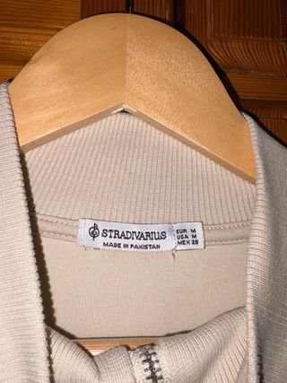 Sudadera beige Stradivarius con cremallera