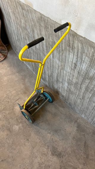 Cortacésped manual vintage amarillo