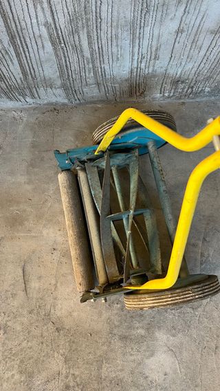 Cortacésped manual vintage amarillo