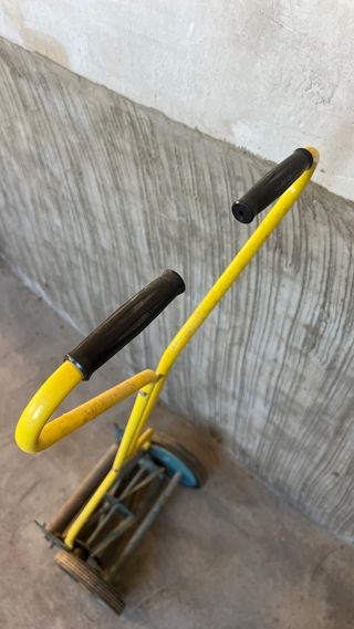 Cortacésped manual vintage amarillo