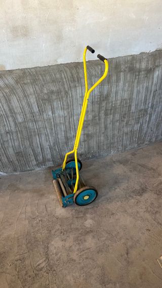 Cortacésped manual vintage amarillo