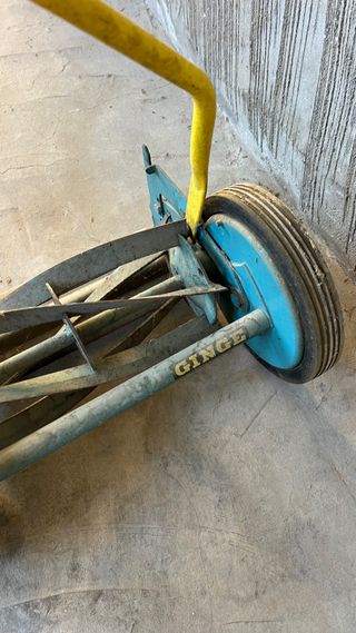 Cortacésped manual vintage amarillo