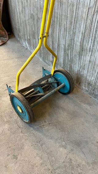 Cortacésped manual vintage amarillo