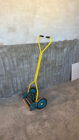 Cortacésped manual vintage amarillo