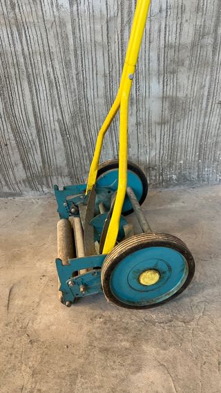 Cortacésped manual vintage amarillo