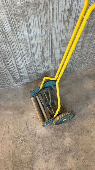 Cortacésped manual vintage amarillo