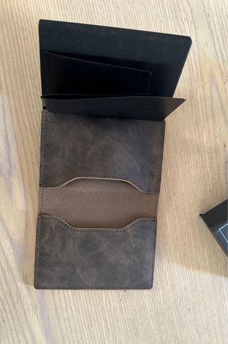 Cartera magnética DARAKO Marrón