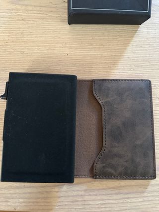 Cartera magnética DARAKO Marrón