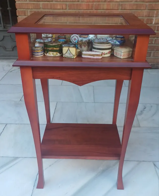 Vitrina expositora de madera y cristal