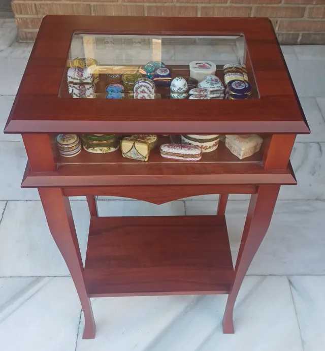 Vitrina expositora de madera y cristal