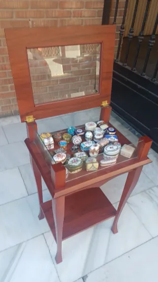 Vitrina expositora de madera y cristal