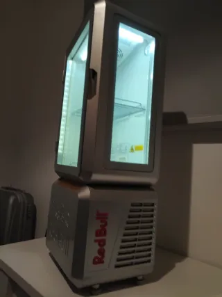 Nevera pequeña plateada de Red bull