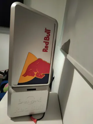 Nevera pequeña plateada de Red bull