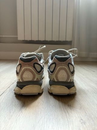 Zapatillas Asics Gel beige y gris