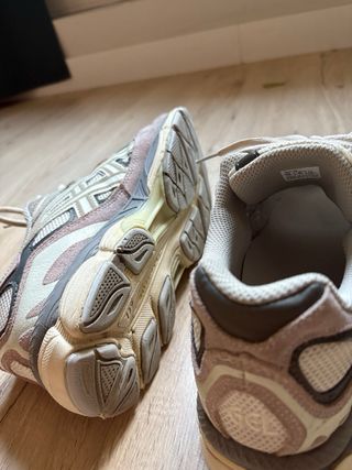 Zapatillas Asics Gel beige y gris