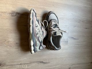 Zapatillas Asics Gel beige y gris