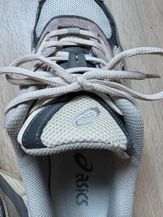 Zapatillas Asics Gel beige y gris