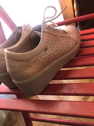 Zapatos casuales dorado cobrizo con plataforma