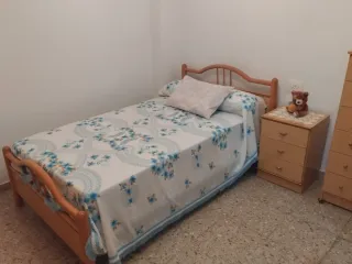 Cama juvenil de madera con somier más colchón.