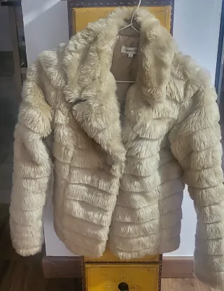 Abrigo corto pelo sintético beige