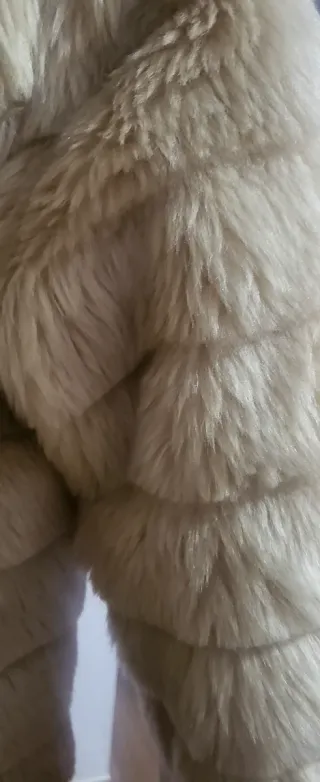 Abrigo corto pelo sintético beige