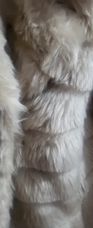 Abrigo corto pelo sintético beige